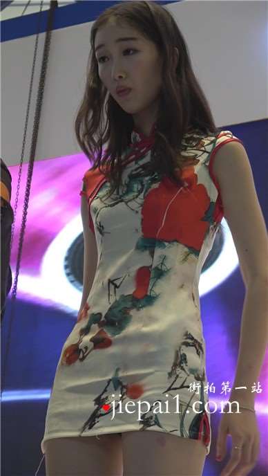 舞台上的长腿碎花裙showgirl，裙子太短安全裤露出。