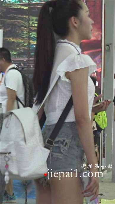 舞台下看表演的性感丰臀美眉，牛仔短裤这么短，屁股蛋蛋都露一半啦。