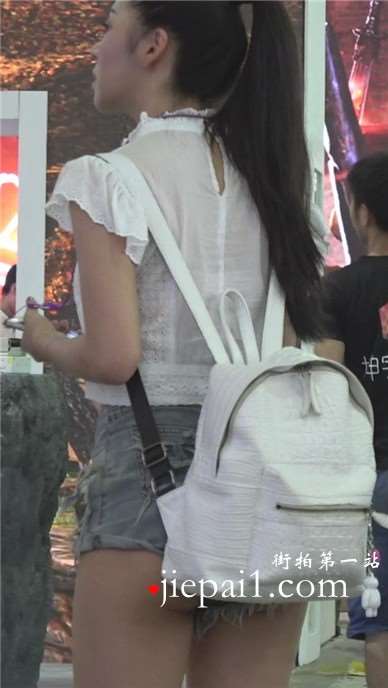 舞台下看表演的性感丰臀美眉，牛仔短裤这么短，屁股蛋蛋都露一半啦。