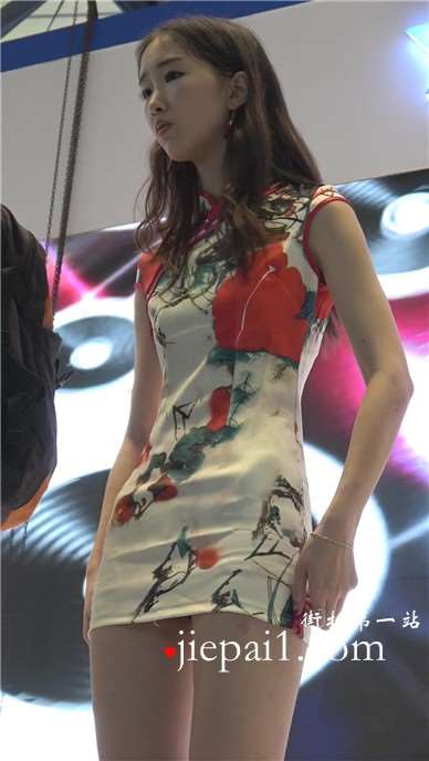 舞台上的长腿碎花裙showgirl，裙子太短安全裤露出。