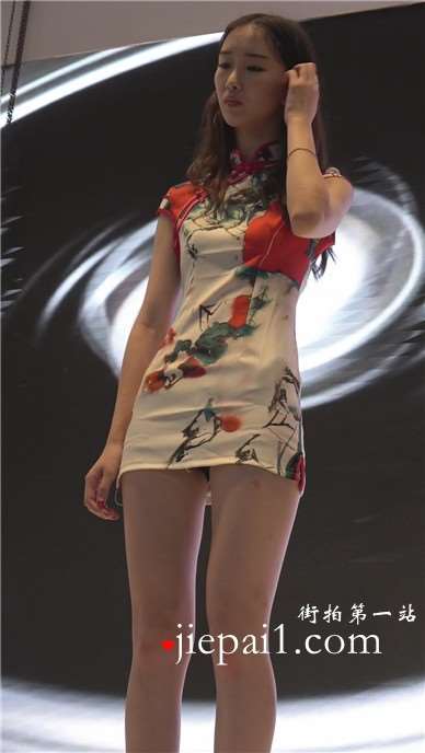 舞台上的长腿碎花裙showgirl，裙子太短安全裤露出。