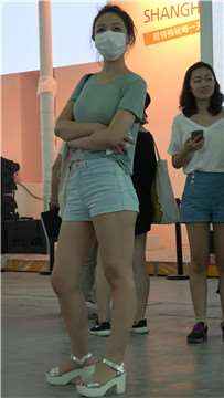 4k-展会现场外偶遇戴口罩的甜美小清新美眉