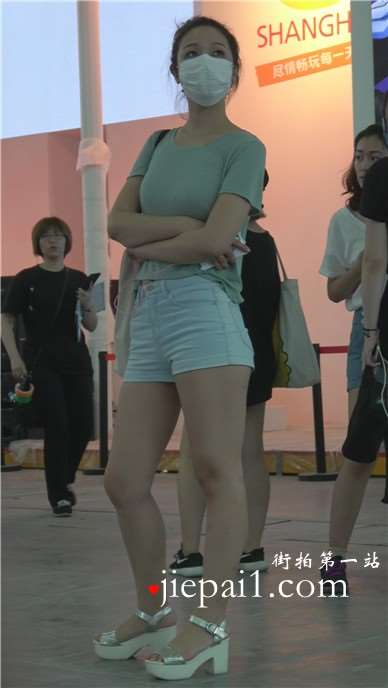 4k-展会现场外偶遇戴口罩的甜美小清新美眉