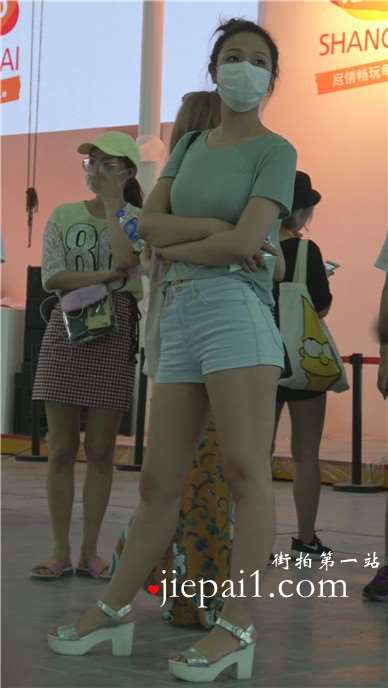 4k-展会现场外偶遇戴口罩的甜美小清新美眉