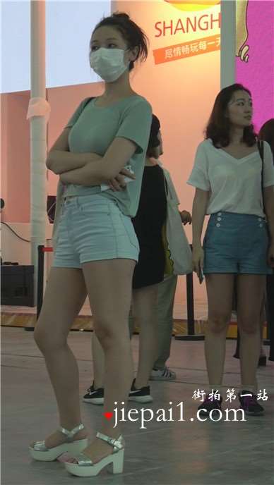 4k-展会现场外偶遇戴口罩的甜美小清新美眉