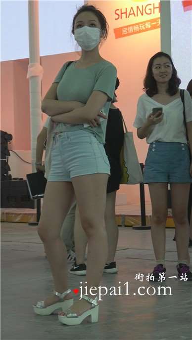4k-展会现场外偶遇戴口罩的甜美小清新美眉