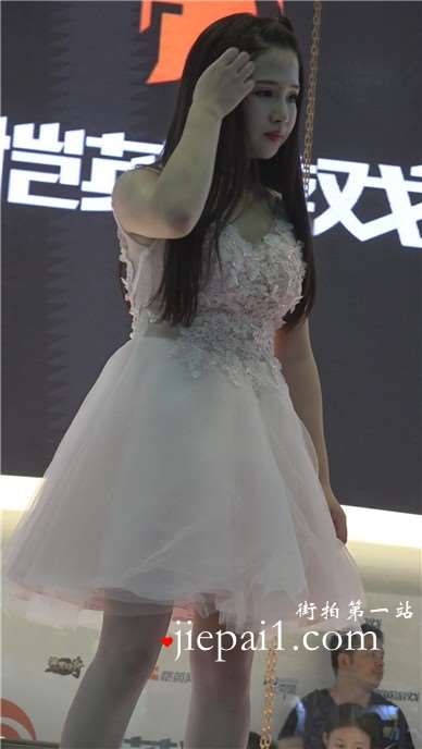 舞台上粉嘟嘟的公主裙萌妹子