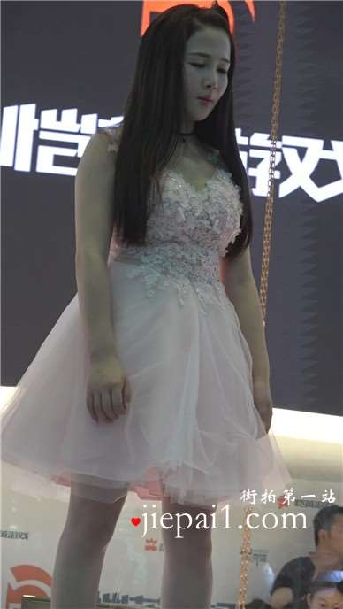 舞台上粉嘟嘟的公主裙萌妹子