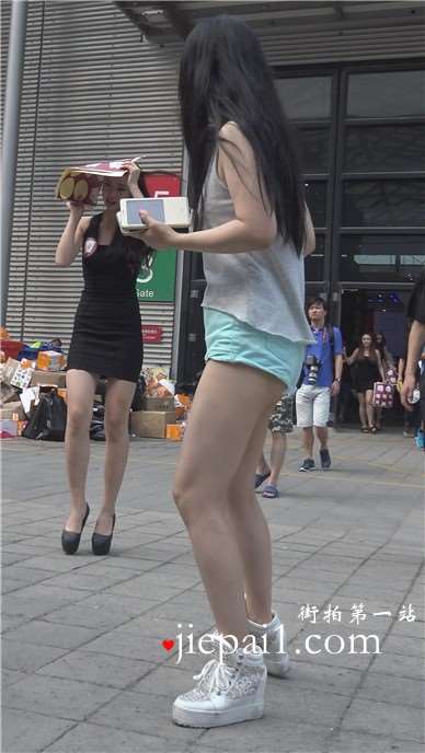 4k-超级展会场外遇见圆臀热裤美三角饱满的美女