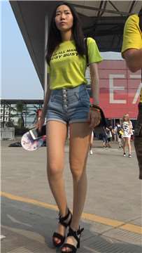 4k-chinajoy展会现场外偶遇长腿热裤高跟鞋小清新美女