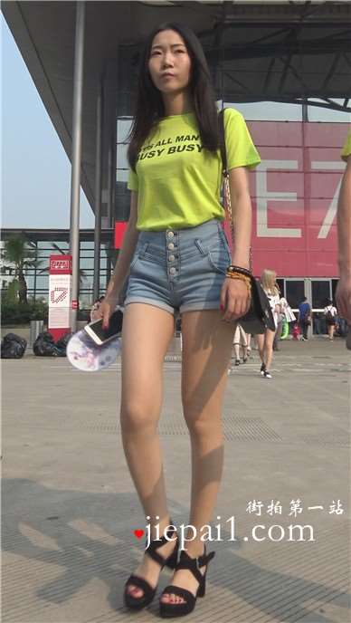 4k-chinajoy展会现场外偶遇长腿热裤高跟鞋小清新美女