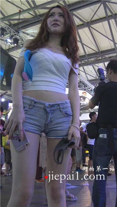4k-颜值颇高的长腿牛仔热裤美女，热心的服务 [2.79 GB]