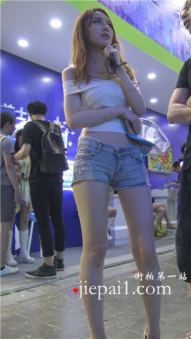4k-颜值颇高的长腿牛仔热裤美女，热心的服务 [2.79 GB]