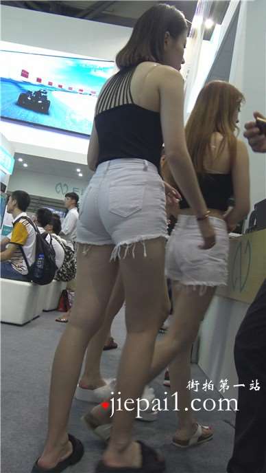 4k-展会后台性感长腿白热裤美眉