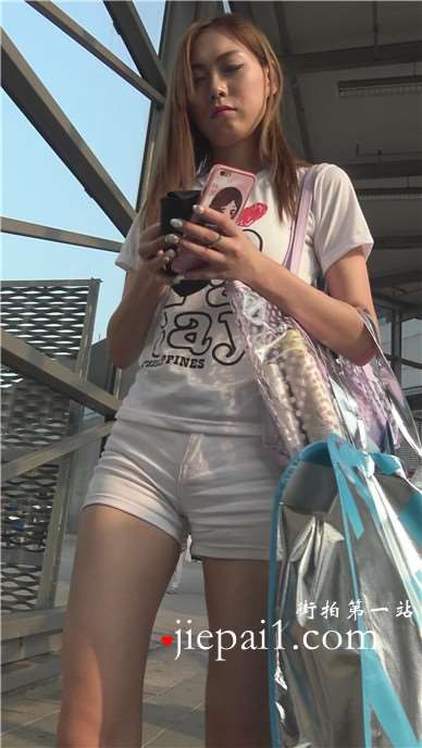 4k-小清新白热裤美眉，配上墨镜更加酷。