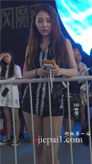 4k-皮衣皮裤女神休息区发呆，颜值美死了。