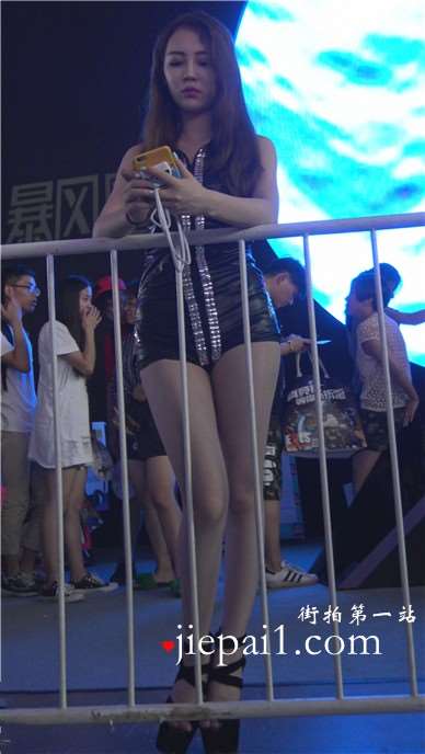4k-皮衣皮裤女神休息区发呆，颜值美死了。