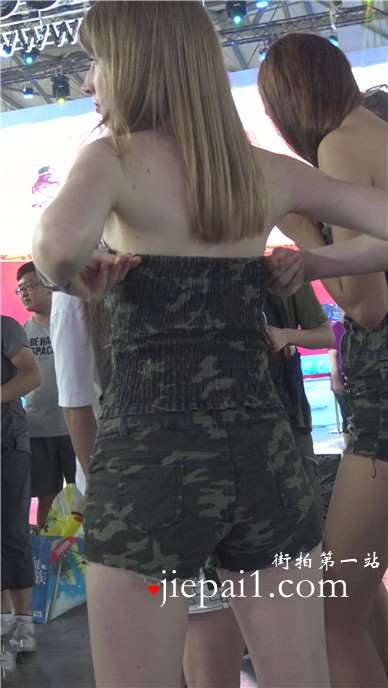 4k-展会外的两位性感洋妞showgirl