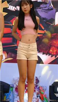 舞台上甜美露脐装的粉衣showgirl舞蹈表演