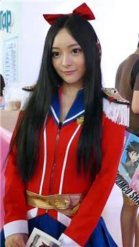 眼睛水汪汪的cosplay萌妹子