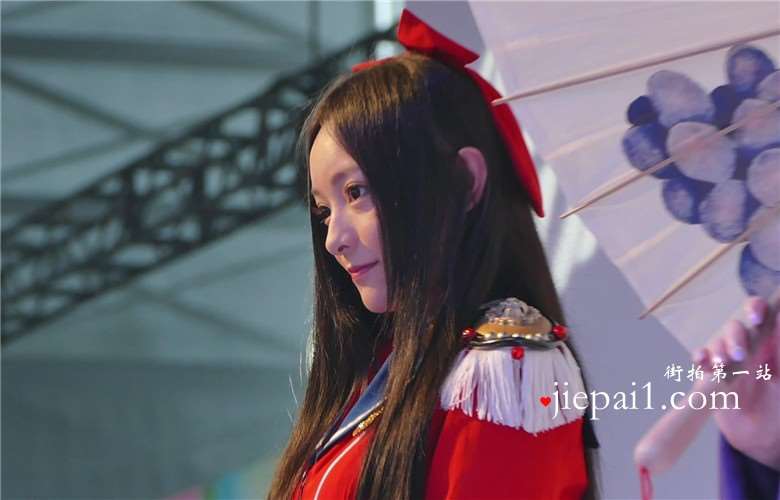 眼睛水汪汪的cosplay萌妹子