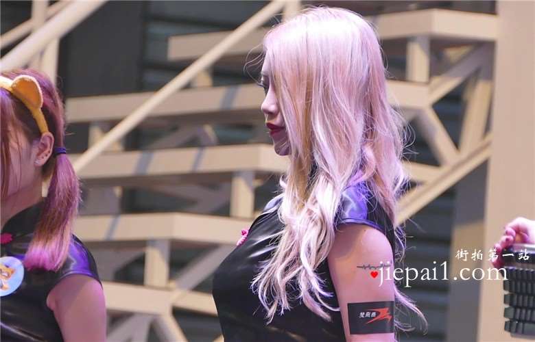 舞台上展示键盘的showgirl美眉们