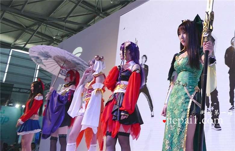 眼睛水汪汪的cosplay萌妹子