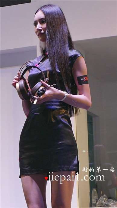 舞台上展示键盘的showgirl美眉们