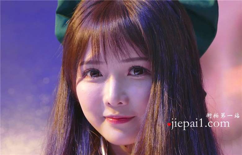 眼睛水汪汪的cosplay萌妹子