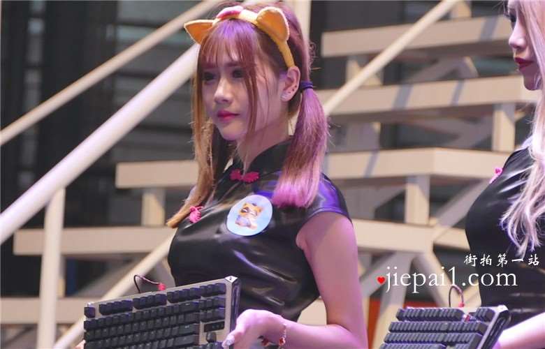 舞台上展示键盘的showgirl美眉们