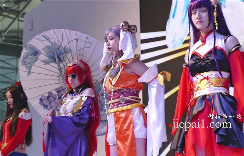 眼睛水汪汪的cosplay萌妹子