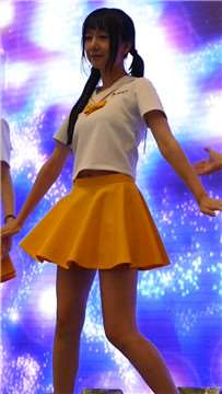 黄色裙子舞蹈表演的showgirl