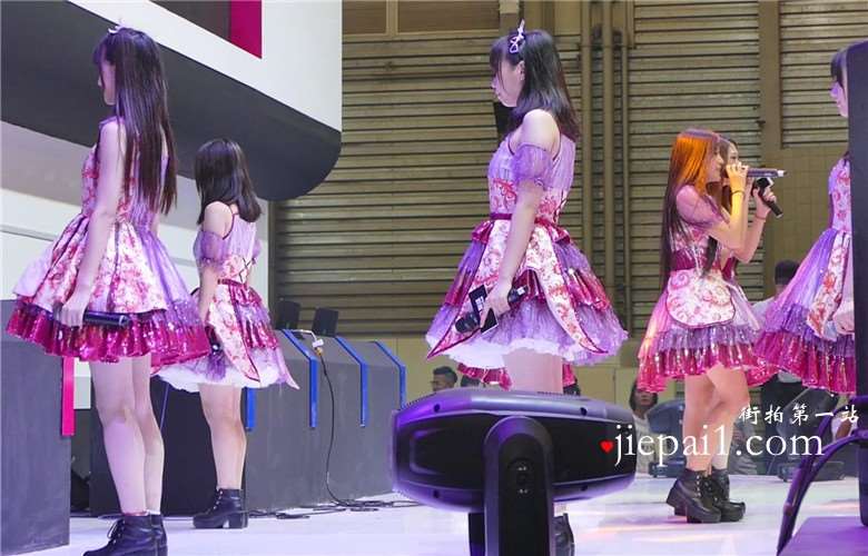 艳丽公主裙跳舞的showgirl美眉