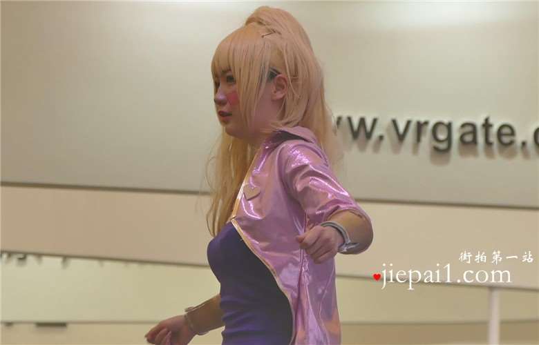 舞蹈表演的cosplay美眉