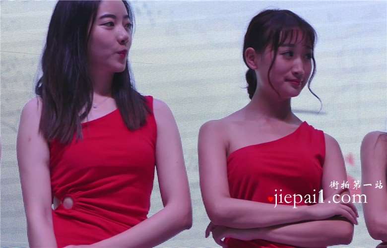 舞台上漂亮的红色连衣裙showgirl美女们