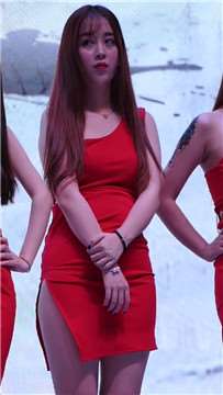 舞台上漂亮的红色连衣裙showgirl美女们