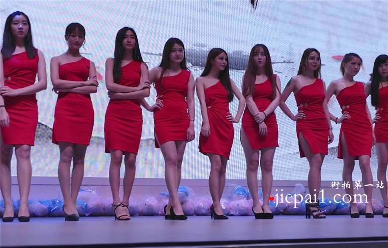 舞台上漂亮的红色连衣裙showgirl美女们