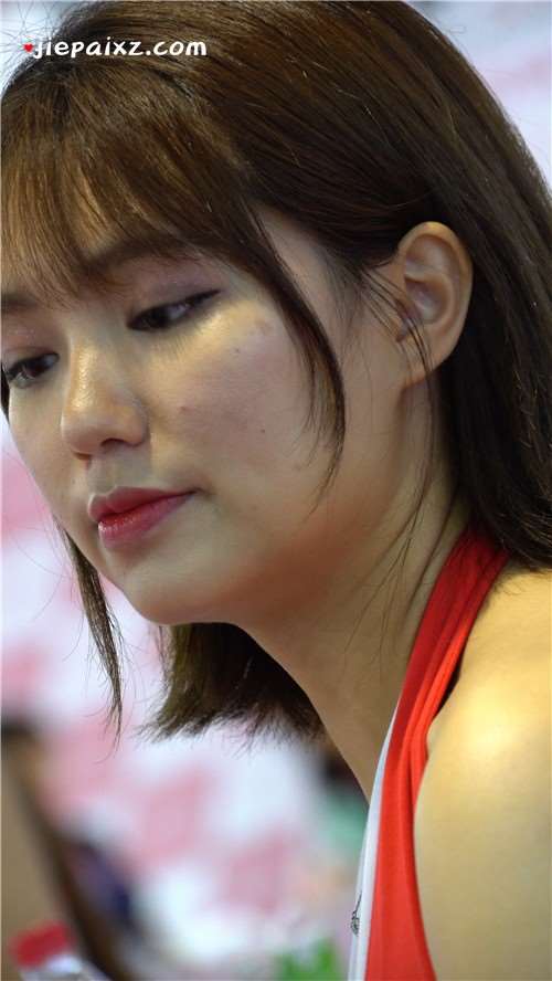 超短包臀裙性感靓模 [1.58 GB/MP4]