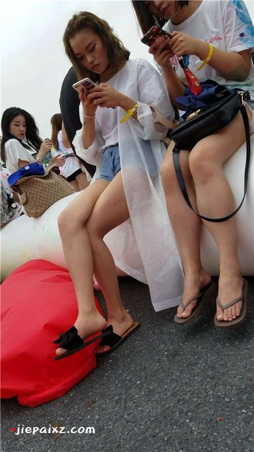 白皙美腿姐妹 [577 MB/mp4]