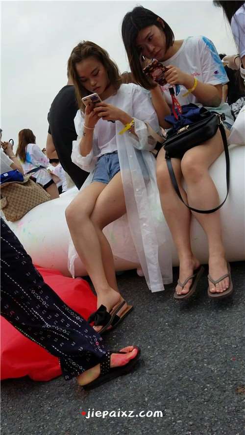 白皙美腿姐妹 [577 MB/mp4]