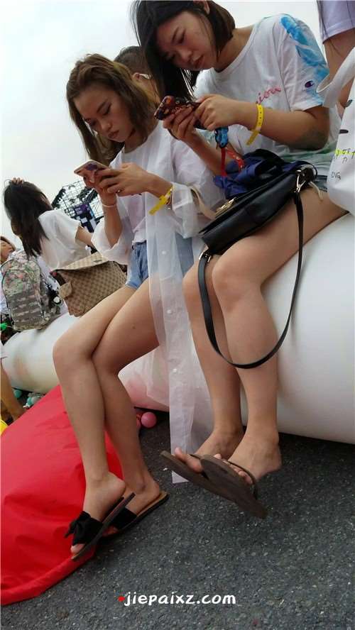 白皙美腿姐妹 [577 MB/mp4]