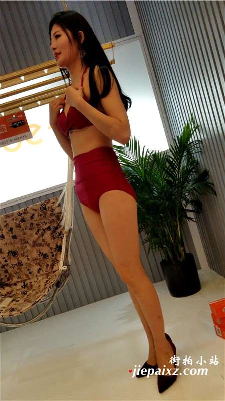端庄优雅深红色比基尼长腿靓模