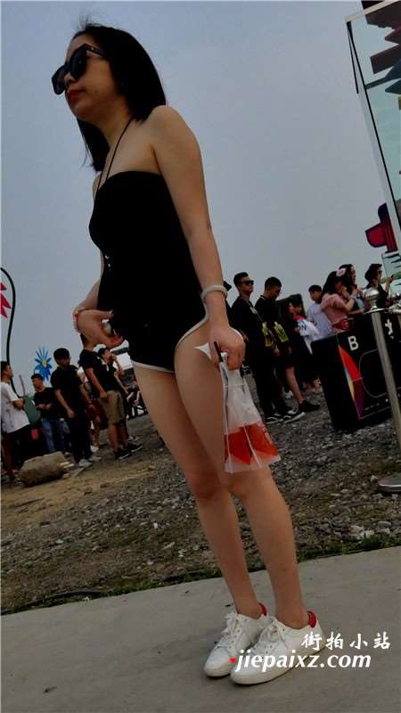 紧身短衣短裤辣妹