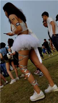 4K白色小短裙美丽女孩