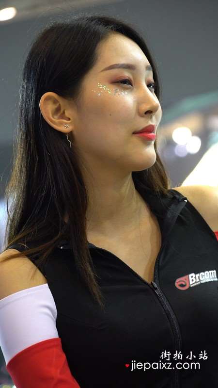 4K - 身材火辣性感紧身短衣短裤美腿车展靓模
