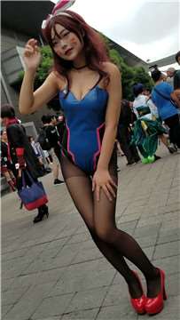 4K - 黑丝袜红高跟紧身连体衣cosplay的肉肉女孩