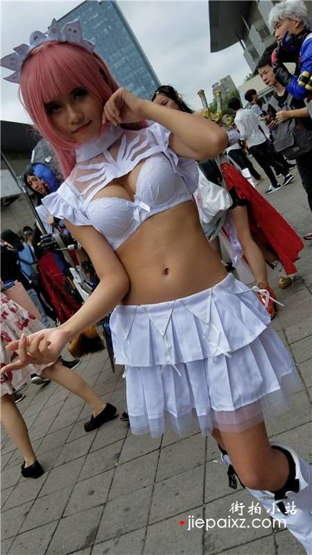 4K - 白色短裙cosplay的丰满少女