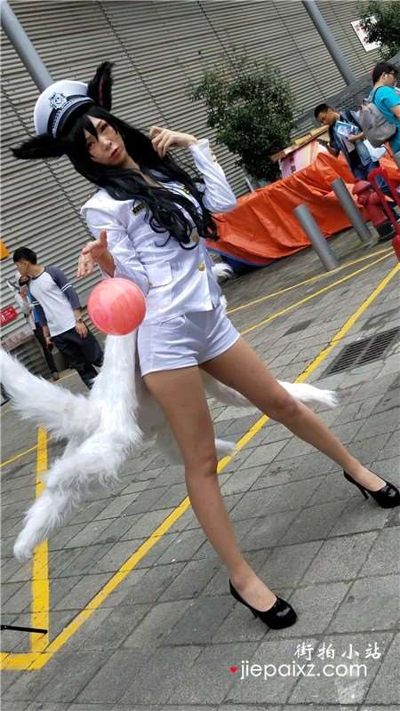 4K - 白色短裤苗条长腿少女玩cosplay