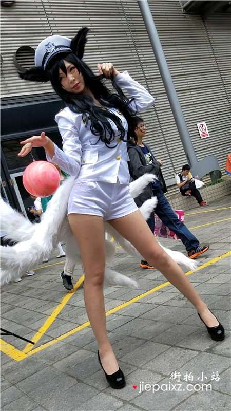 4K - 白色短裤苗条长腿少女玩cosplay