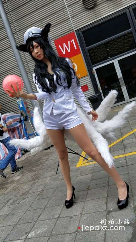 4K - 白色短裤苗条长腿少女玩cosplay